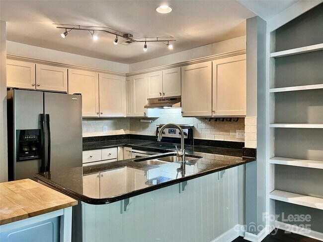 Foto del edificio - 3306 Selwyn Farms Ln