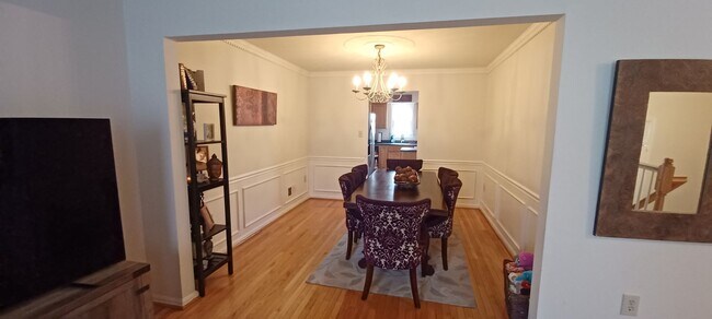 Building Photo - Luxurious And Spacious 3 Bed 2 Bath Brick ...