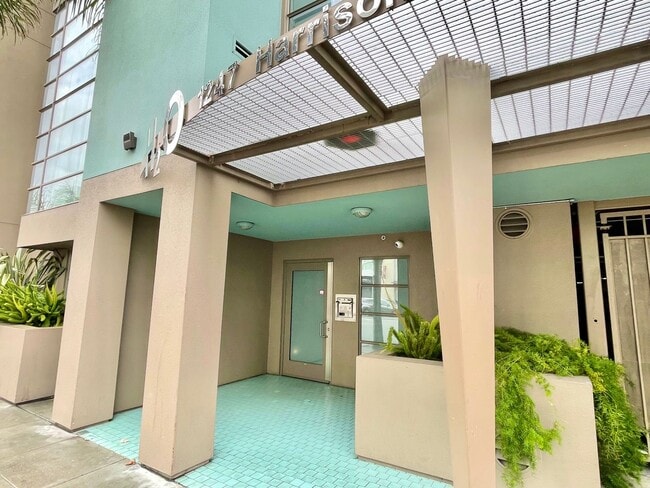 Building Photo - 1,600 sqft 2-Level SOMA 1BD+2 Bonus Rooms+ 1.5BA Loft! 2 Car Pkg! Laundry! Balcony! -PROGRESSIVE