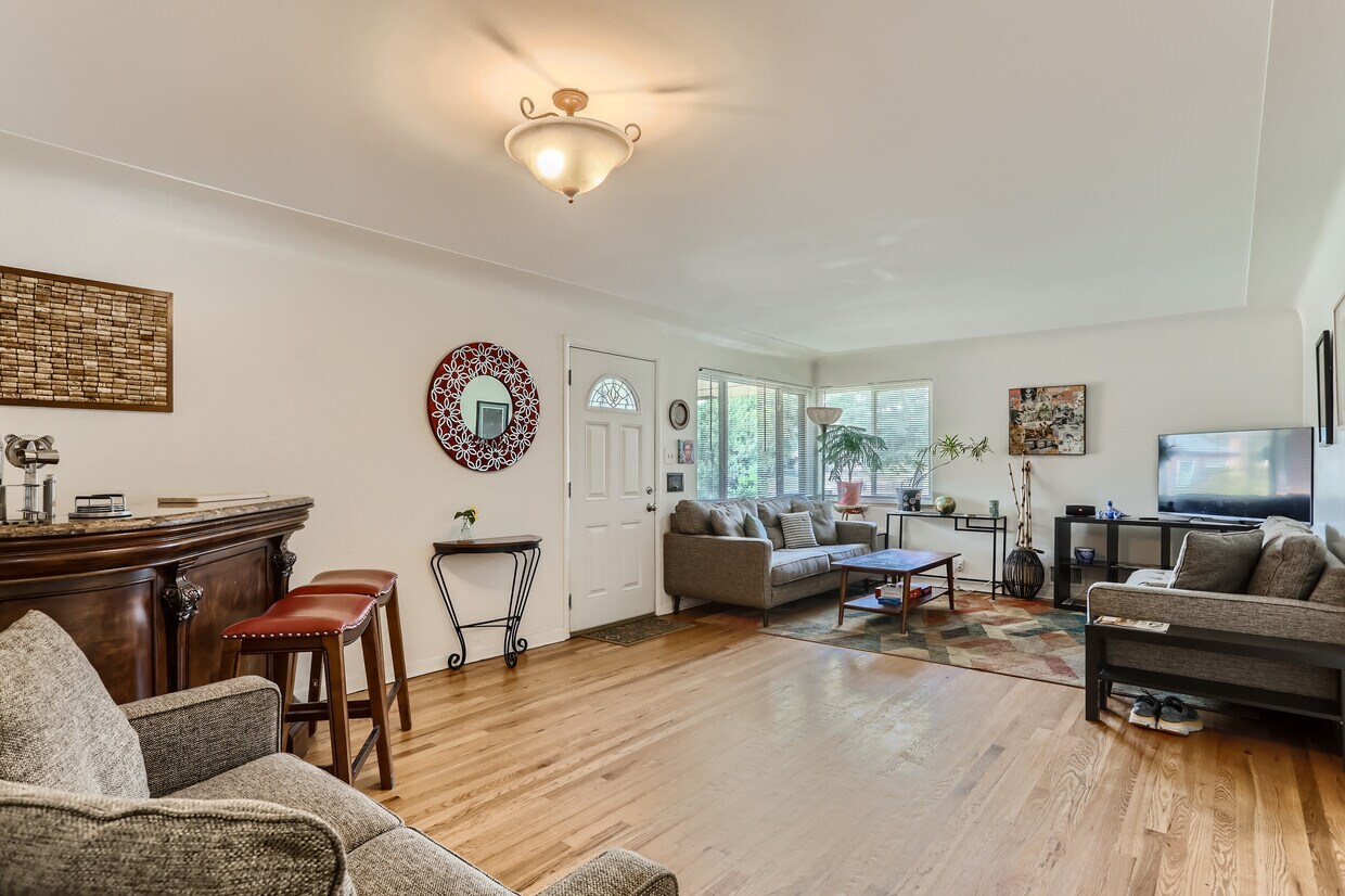 Foto principal - 3201 Olive St