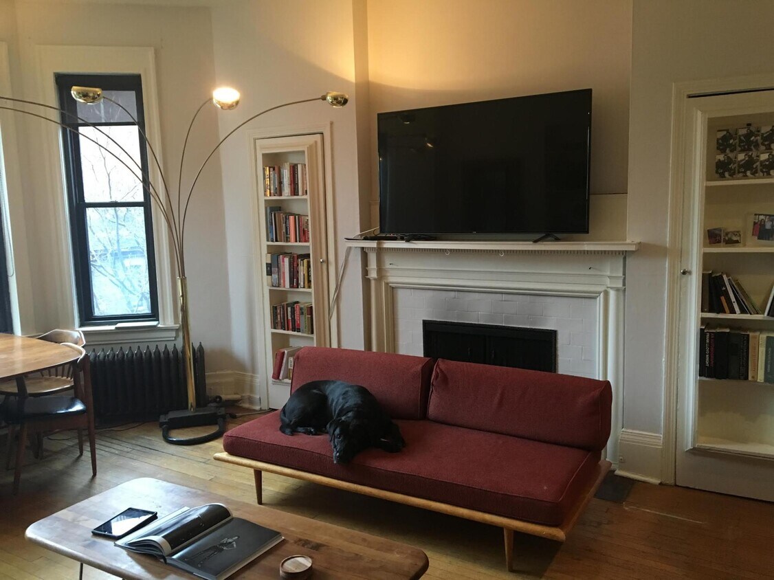 Primary Photo - 20 E Goethe St
