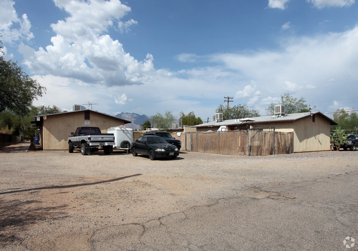 Building Photo - 2731-2791 N Fair Oaks Ave