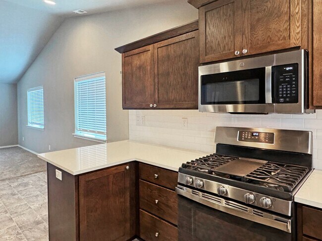 Building Photo - Pet Friendly - Newer Lebanon 3/2 Single Fa...