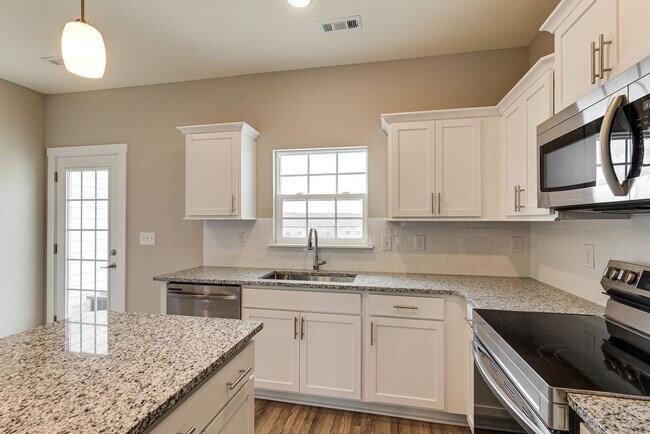 Building Photo - Newer Construction Townhome in Goodlettsvi...