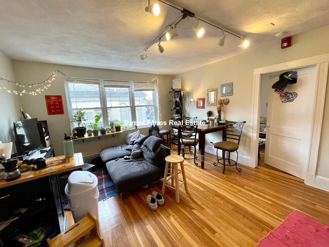 Building Photo - 402A Highland Ave
