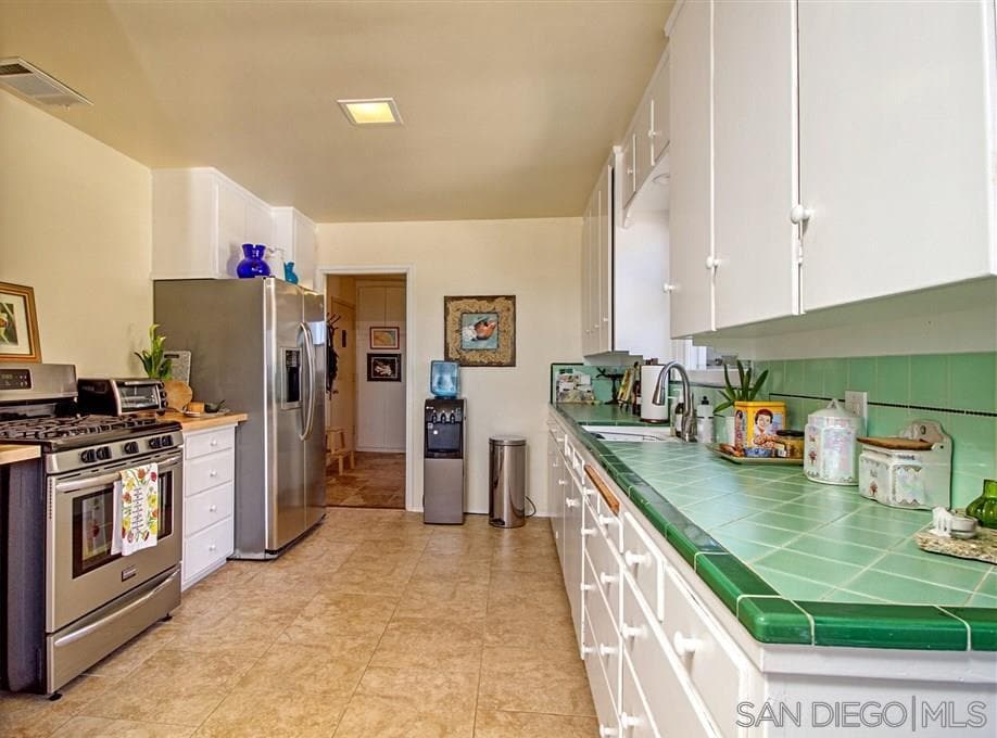 Primary Photo - 1697 Crest Dr