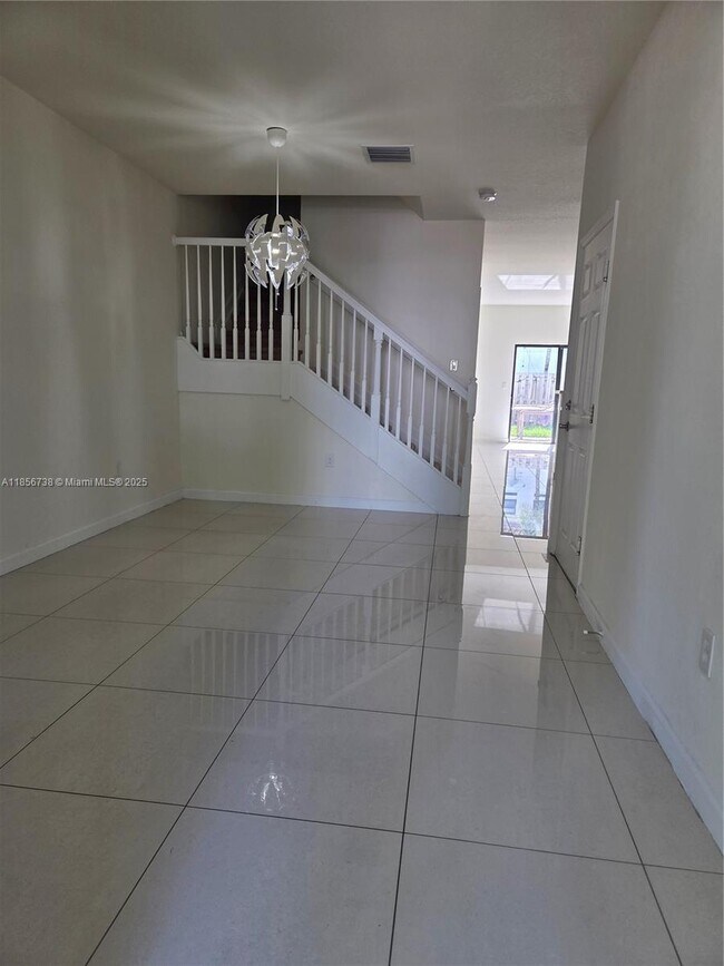 Foto del edificio - 8841 NW 103rd Ave