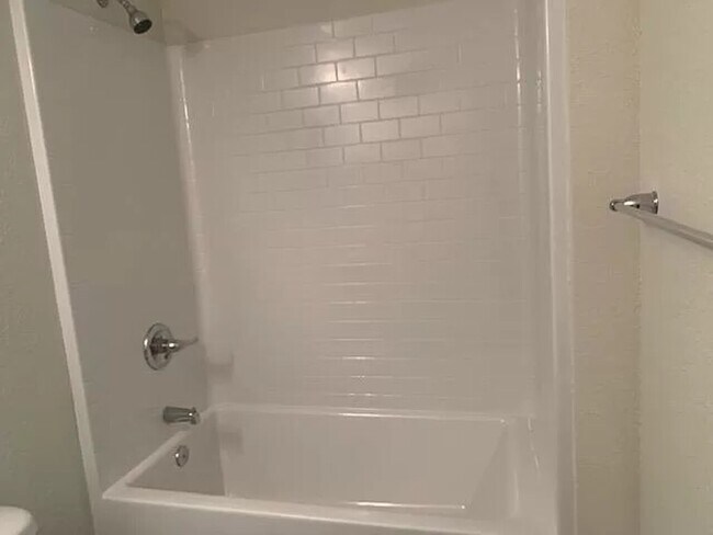 Foto del edificio - 1 BEDROOM FOR RENT: Master Bedroom W/ Priv...