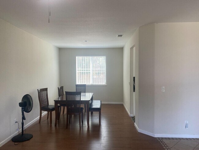 Building Photo - 3034 Saxton Dr