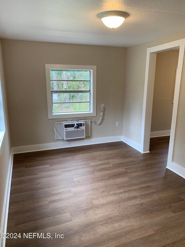 Building Photo - 307 Country Living Cir