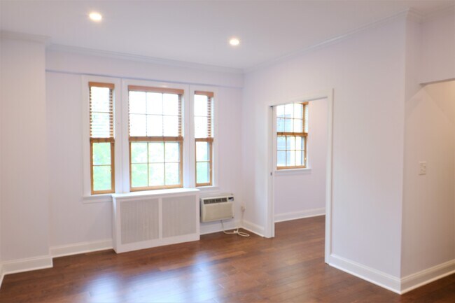 Building Photo - 2032 Belmont Rd NW