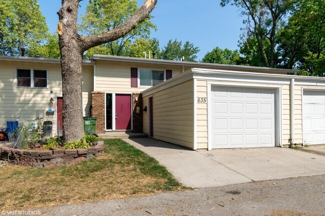 Building Photo - 635 Meadow Pl