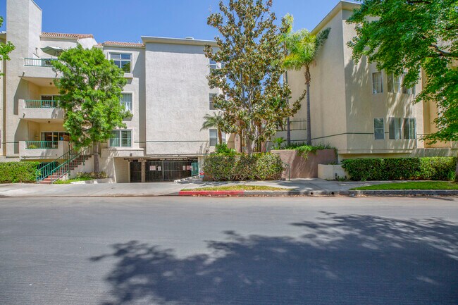 Building Photo - 5420 Sylmar Ave
