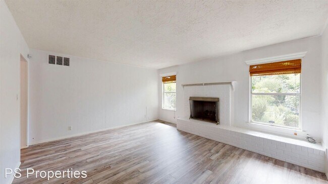 Building Photo - 3 br, 2 bath House - 9716 Lona Lane NE