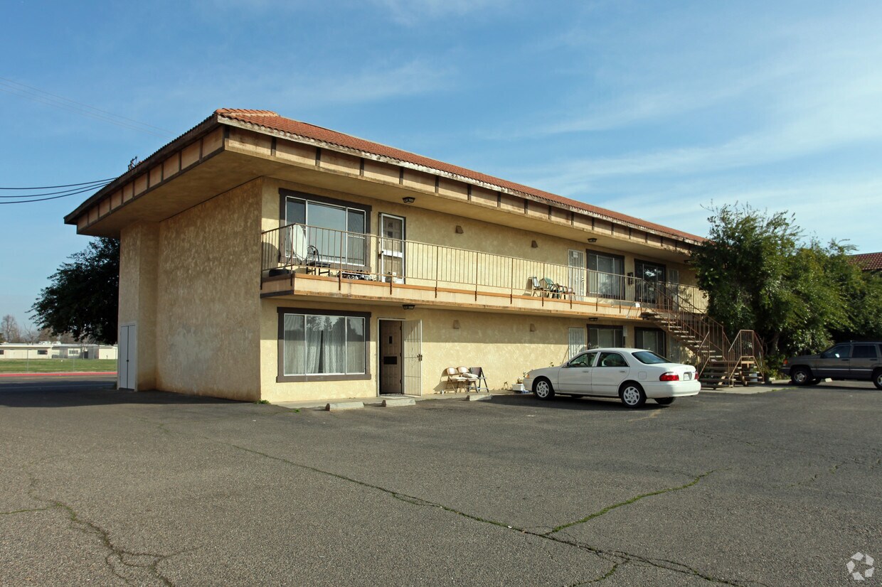 Primary Photo - 100 E Hawkeye Ave