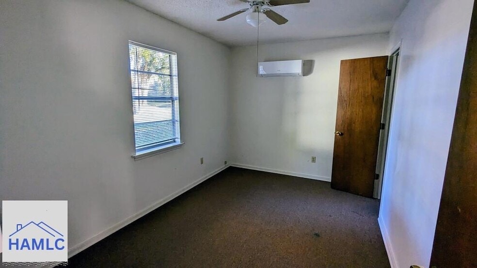 Building Photo - 7214 NE Live Oak Loop