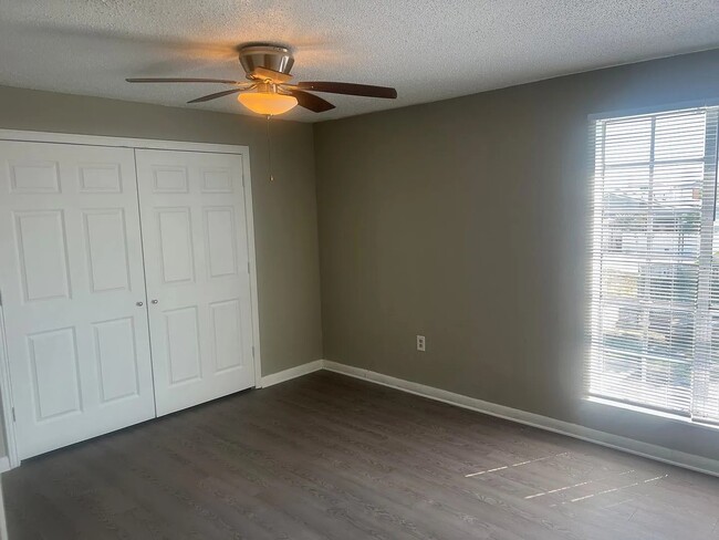 Building Photo - 1822 Fox Run Dr