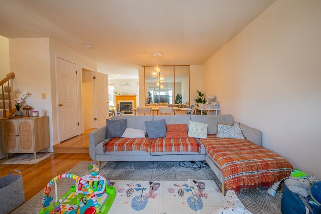 Building Photo - Lovely 3 BR/2 Full BA & 2 Half BA Townhome...