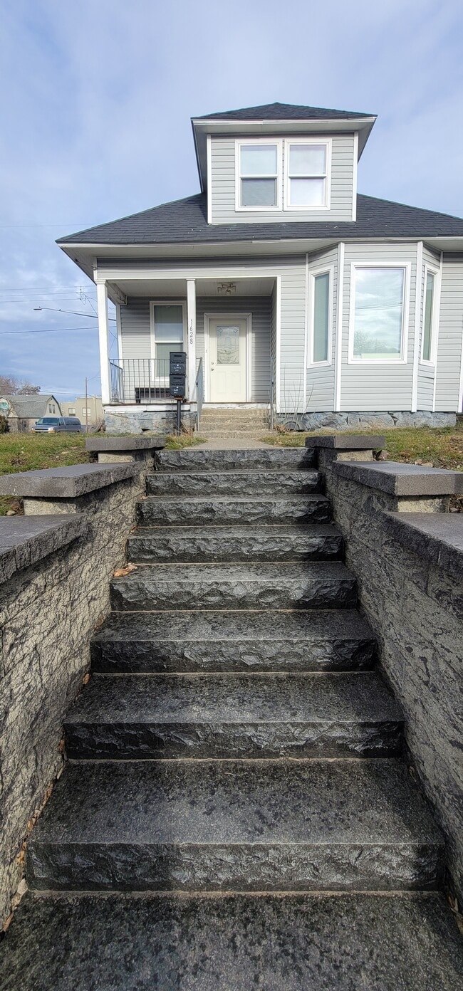 Building Photo - 1628 W Mission Ave