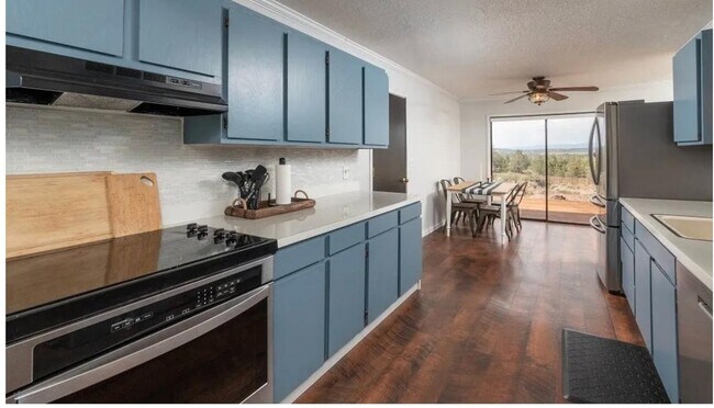 Foto del edificio - 8759 SW Shad Rd