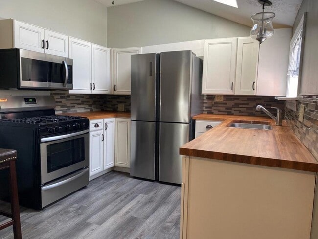 Foto del edificio - 1136 Pownal Rd