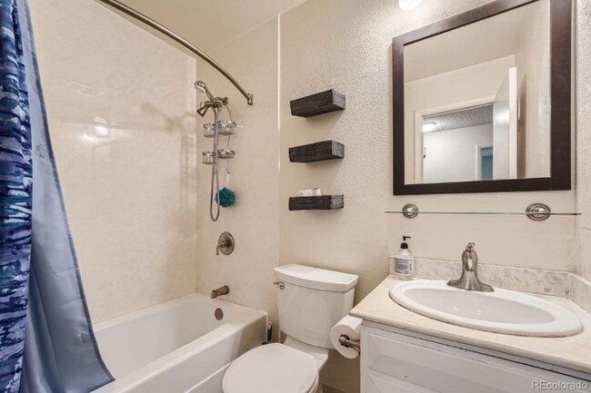 Foto del edificio - 13010 Lowell Ct