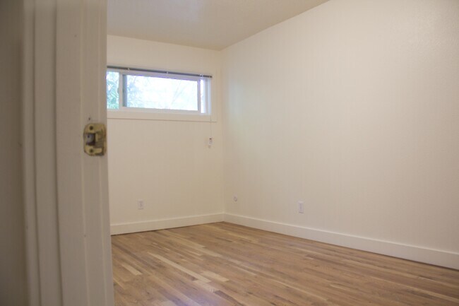 Building Photo - 2123 NE Halsey St