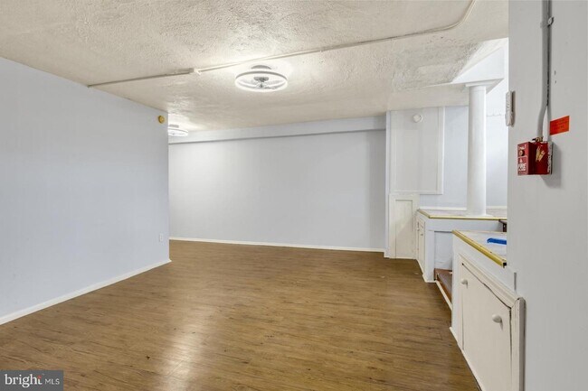 Building Photo - 4815 Walnut St