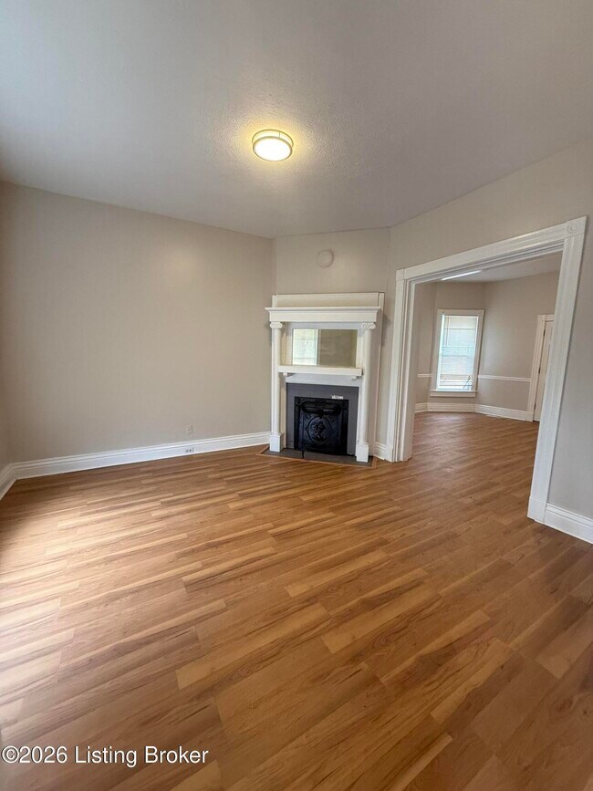 Building Photo - 2547 Bank St