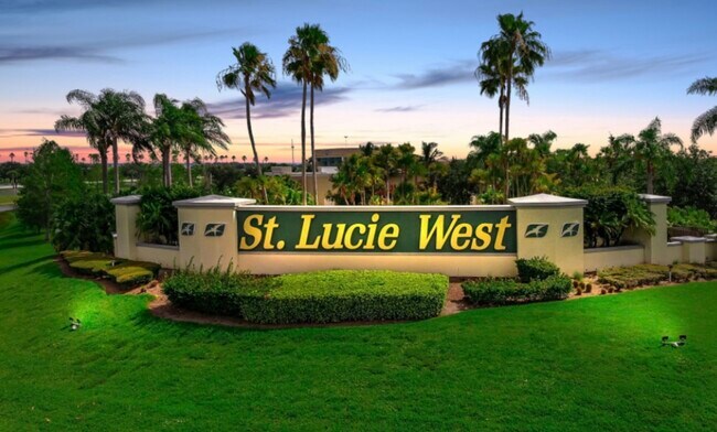 Foto del edificio - 895 SW Lake Charles Cir