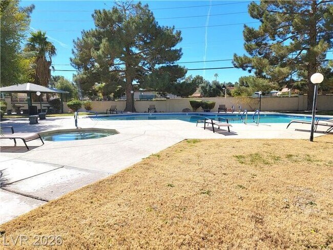 Foto del edificio - Green Valley Condo w/Community Pool!!
