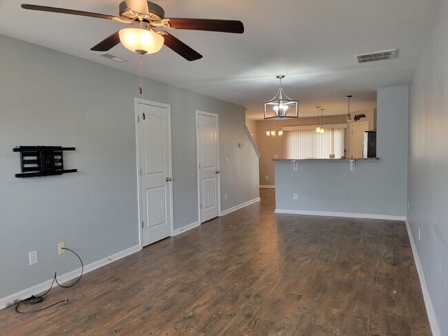 Foto del edificio - Highly desirable end unit in sought after ...
