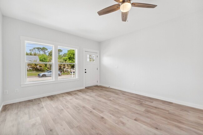 Building Photo - 2566 Oak St