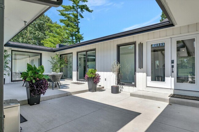 Foto del edificio - Luxury Ranch House on Champaign Country Club