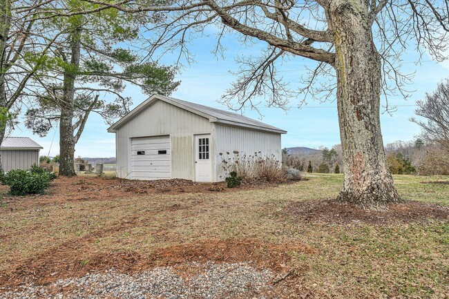 Building Photo - Charming 5-Bedroom Farmhouse