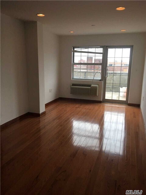 Foto del edificio - 144-49 Barclay Ave