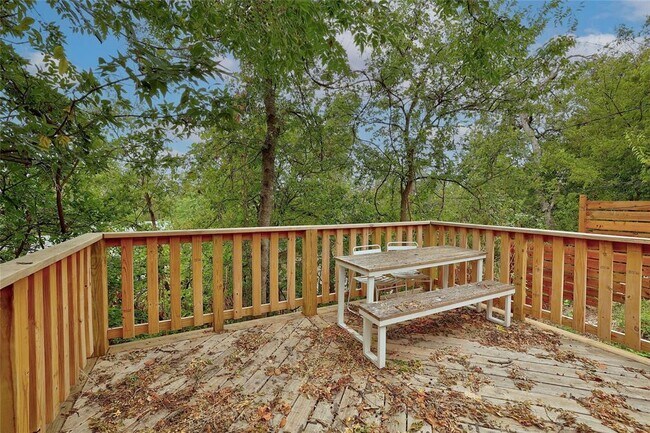 Building Photo - 5005 Mendoza Dr