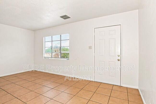 Building Photo - 1251 E Rose Ln