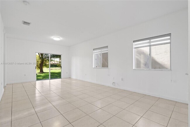 Foto del edificio - 1180 NE 41st Ave