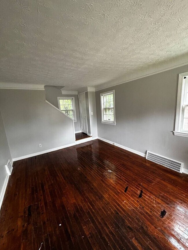 Building Photo - Large/ Updated Home
