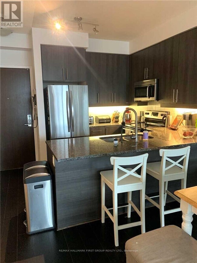 Photo du bâtiment - 1185 The Queensway