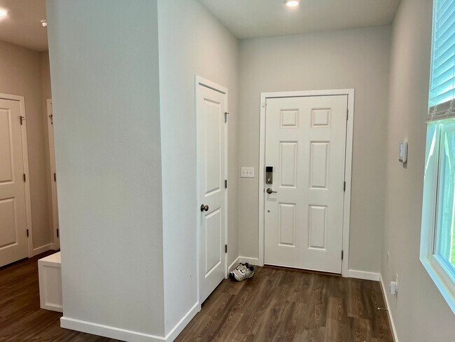 Building Photo - 14750 Cashew Ave