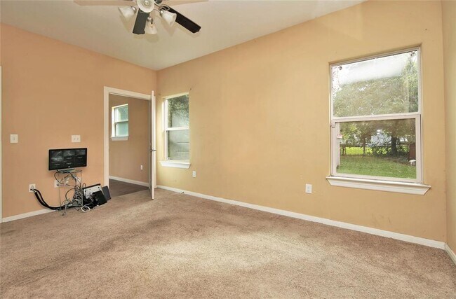 Building Photo - 407 Honeysuckle Dr