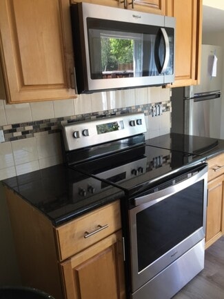 Building Photo - 136 Arana Dr