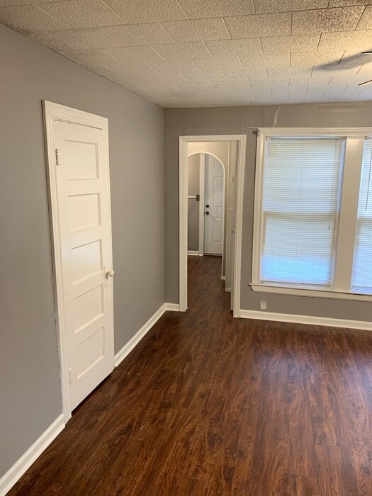 Building Photo - 4 Bedroom, 2 Bath in Orange!