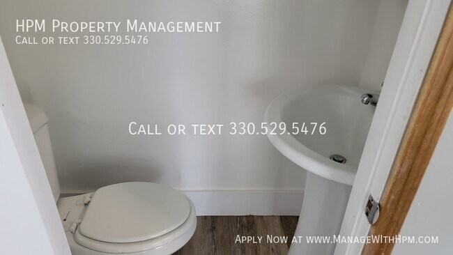 Building Photo - Spacious 3 bedroom 1 and a half bath house...