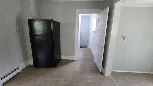 Building Photo - 2 Bed/1 Bath - Spacious Living Room, Detac...