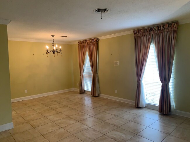 Building Photo - Metairie 3 Bedroom with Spacious Rooms and...