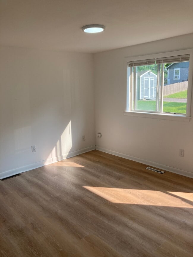 Building Photo - 8 Regency Dr