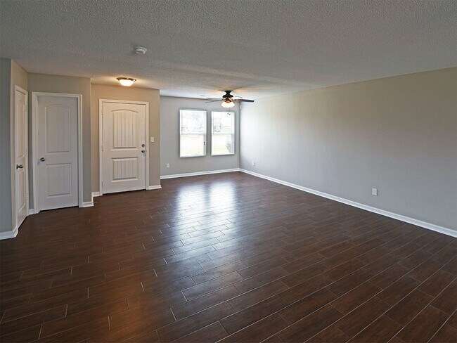 Foto del edificio - 3 bedroom 2.5 bath over 2,200 sq feet near Hacks Cross and Shelby Dr